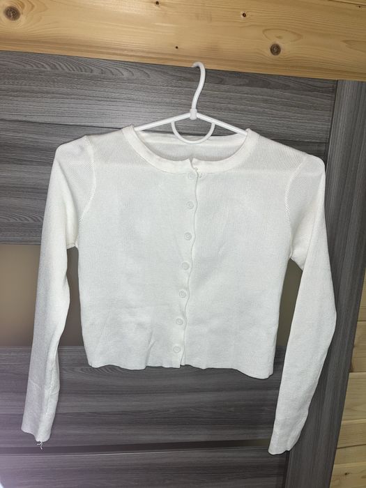 Коротка кофтинка на ґудзиках.