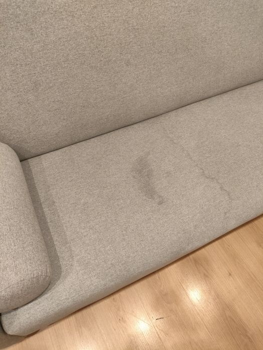 Sofa w kolorze szarym