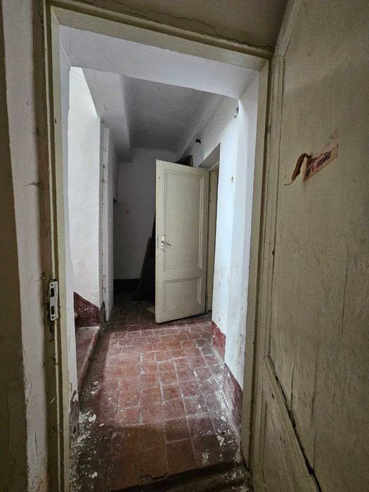 Продаж підвального комерційного приміщення на вул. Руська