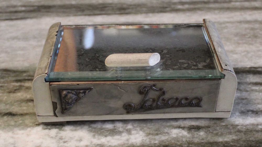 Caixa de tabaco de madeira com aplicações em prateado e madrepérola.