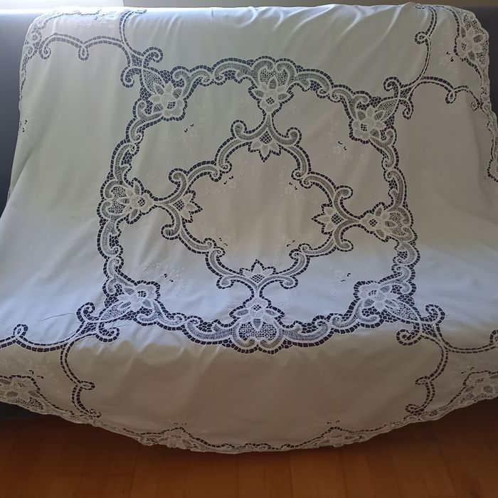 Okrągły obrus z koronkowa wstawka, biały, vintage. duży