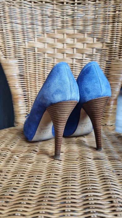 Niebieskie buty na obcasie z odkrytymi palcami