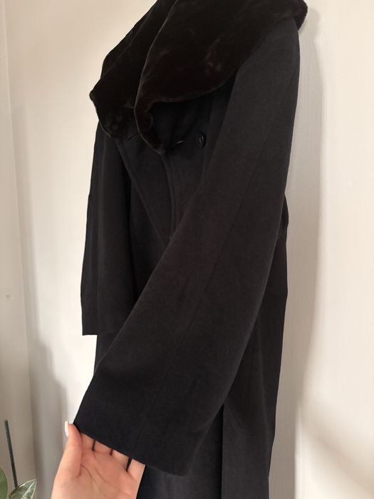 Czarny dlugi klasyczny welniany plaszcz angora z naturalmym futrem