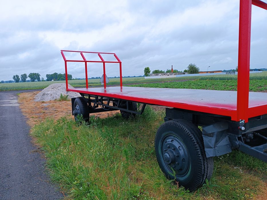 Przyczepa do bel słomy siana