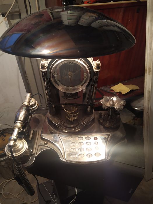 Продам часы будильник и телефон