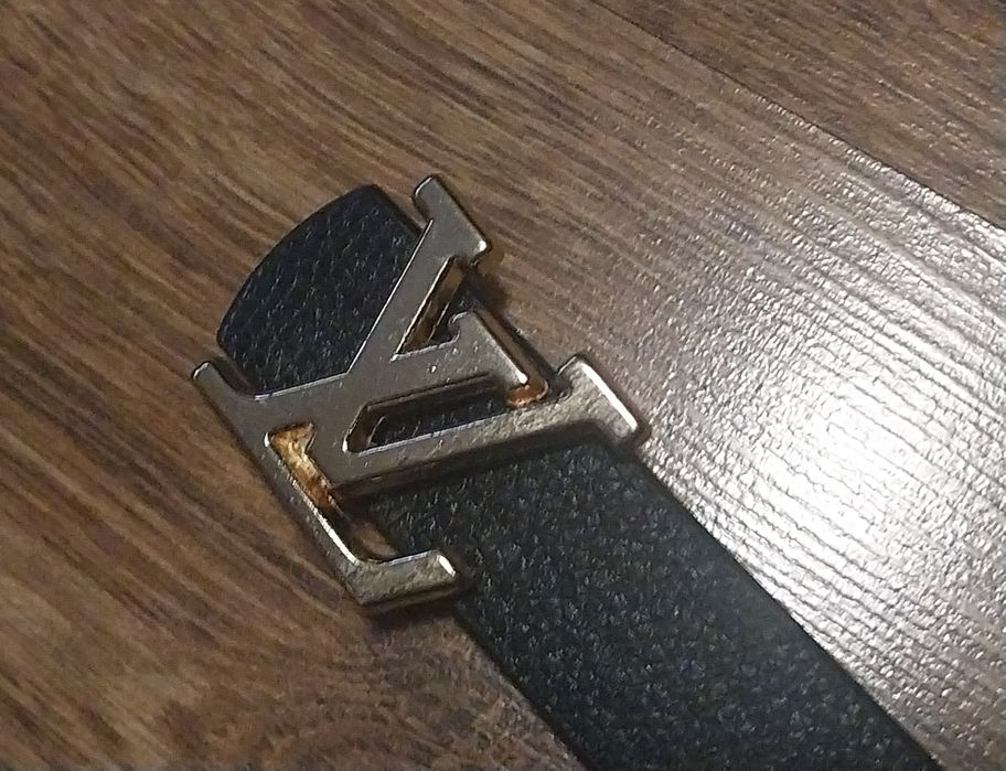 Pasek w czarnym kolorze ze złotą klamrą LV