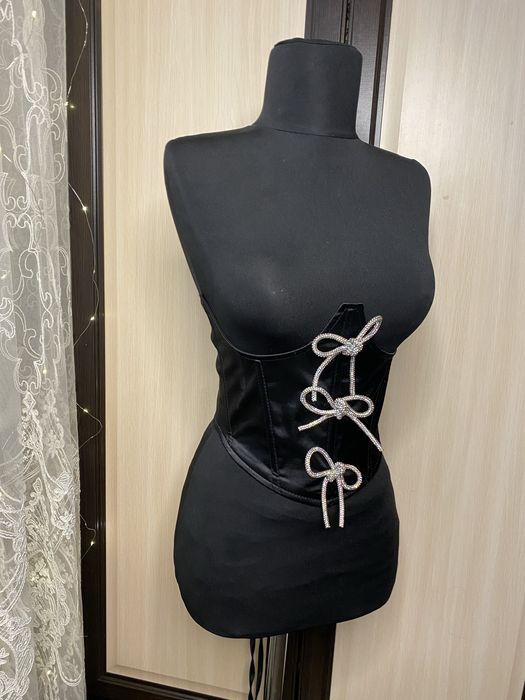 Продам підгрудний жіночий корсет з декором у вигляді бантів зі стразам