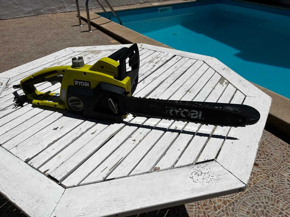 Serra elétrica com poucas horas de uso, a funcionar impecavelmente.