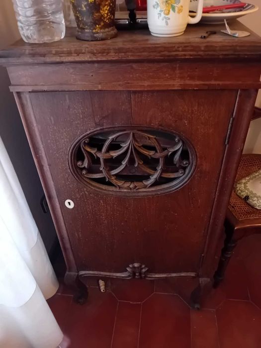 Móveis antigos de pequenas dimensões, muito bem conservados.