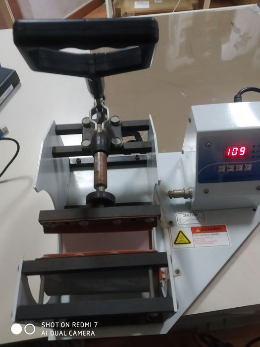 Máquina de estampar canecas