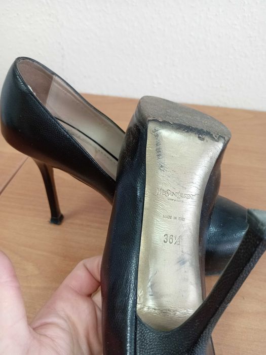 Оригінальні туфлі Louis Vuitton під реставрацію