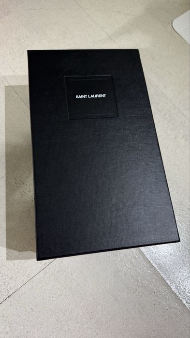 Нові шкіряні еспадрільї з рельєфним логотипом ysl