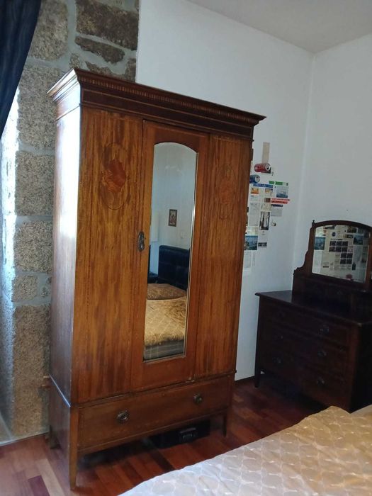 Cómoda e camiseiro em madeira maciça com intársia