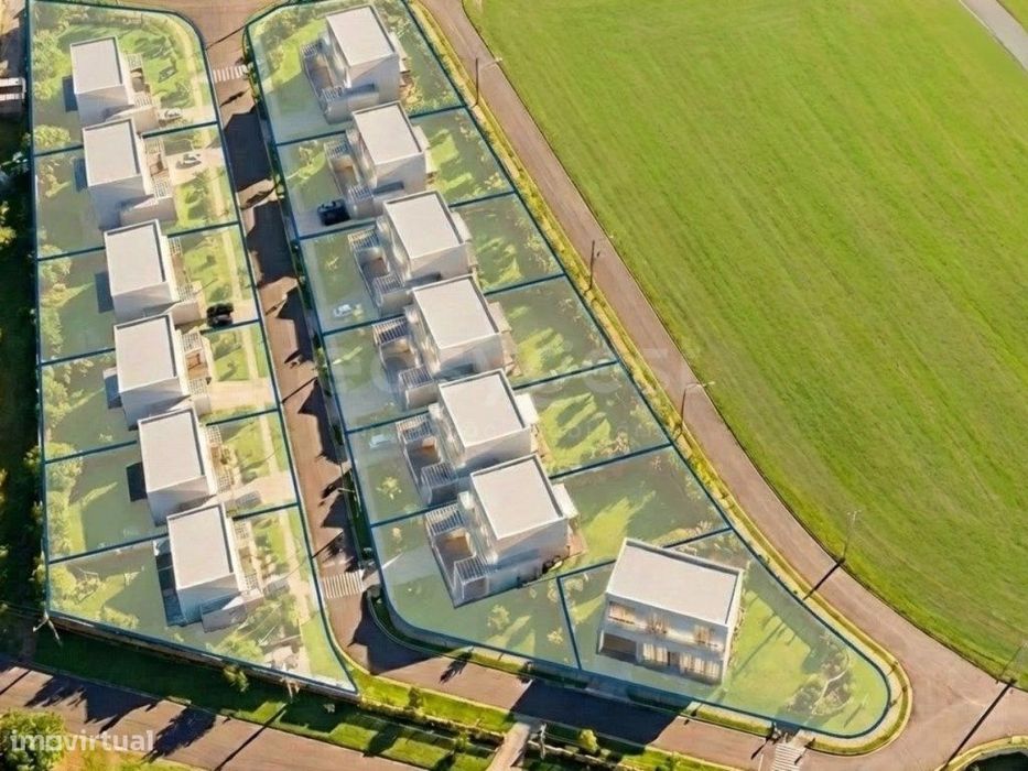 Lote 465 m2 para construção de moradia com 2 pisos e garagem em Tor...