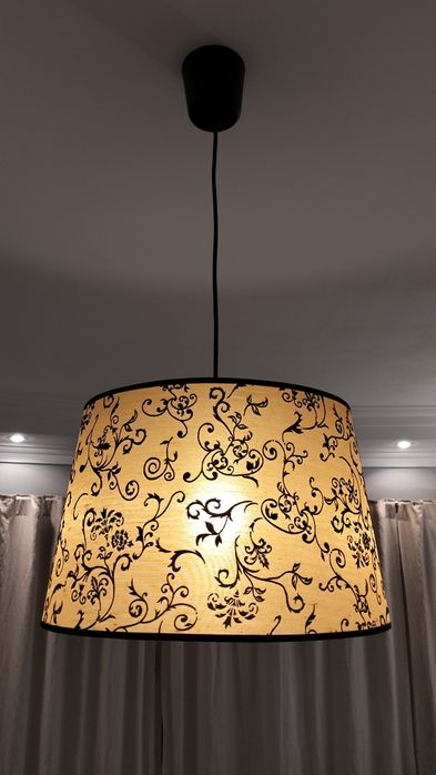 Candeeiro de teto motivo floral, como novo, muito bonito