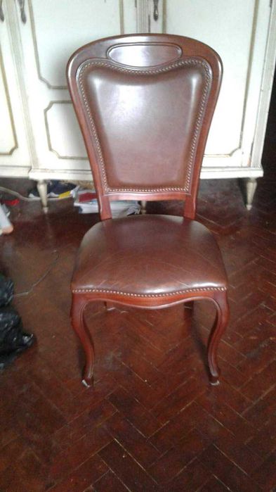 Cadeira em Pele  Impecavel