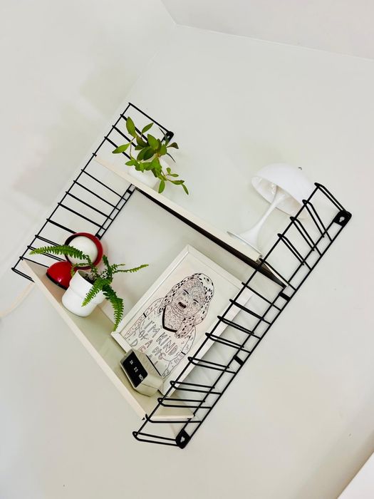Estante metálica em branco - vintage