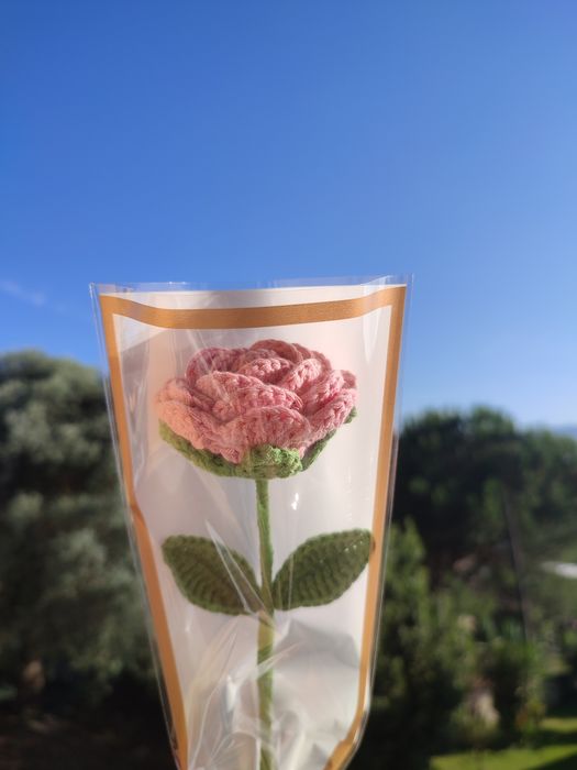 Rosa de crochê cores variadas feito à mão