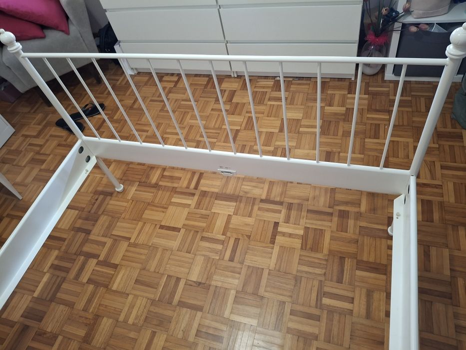 Cama de casal em ferro IKEA