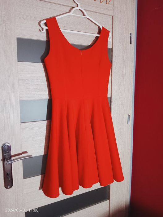 Intensywnie czerwona sukienka