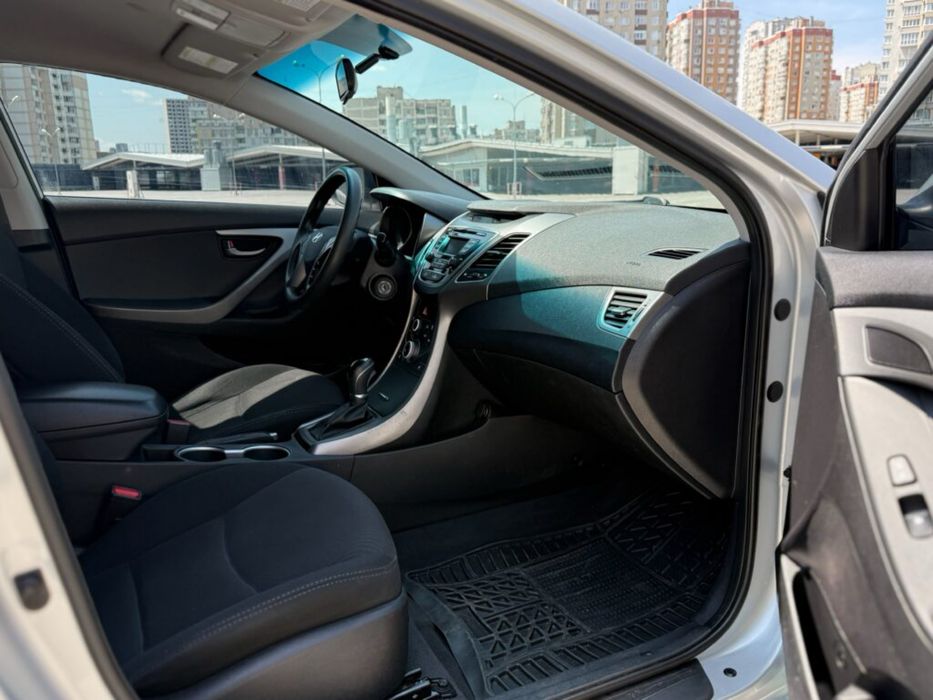 Прокат авто Hyundai Elantra. Оренда авто Рівне. Аренда авто