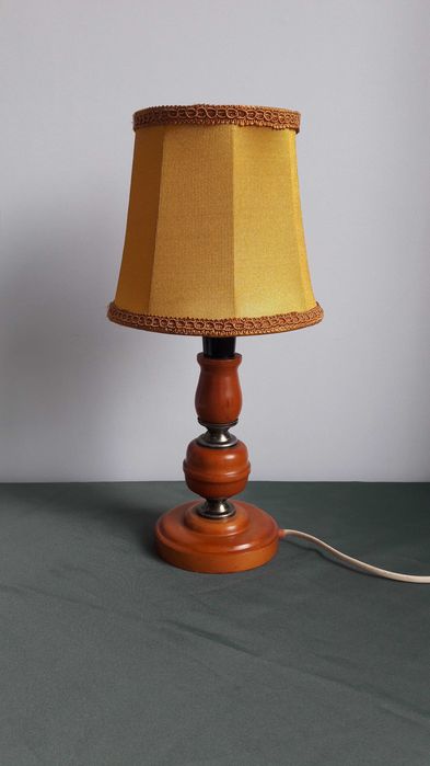 Elegancka lampka na szafkę z lat 80 – tych.