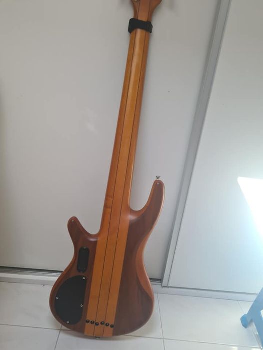 Baixo de 6 cordas