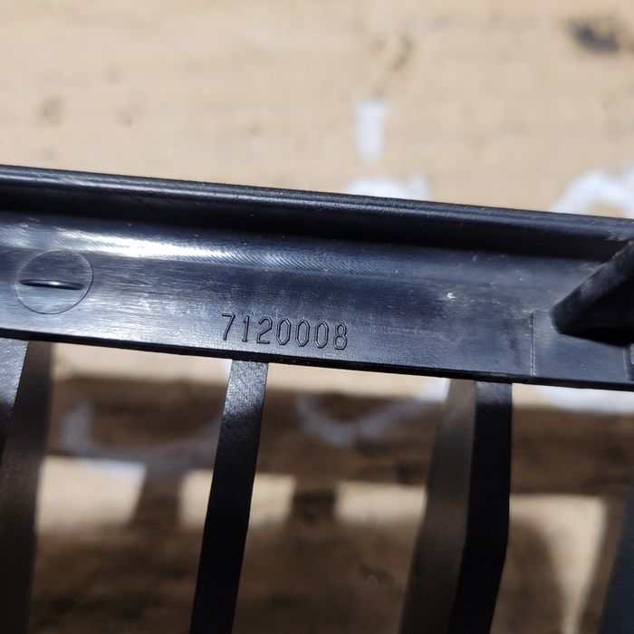 Grill atrapa nerka zderzaka przód prawa BMW Serii 3 E90 E91 2007r