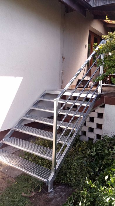 Schody metalowe zewnętrzne z kraty serrated, przemysłowe