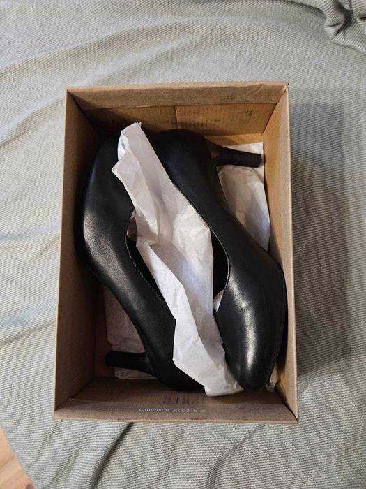 Czarne czółenka skórzane Clarks nowe rozmiar 37