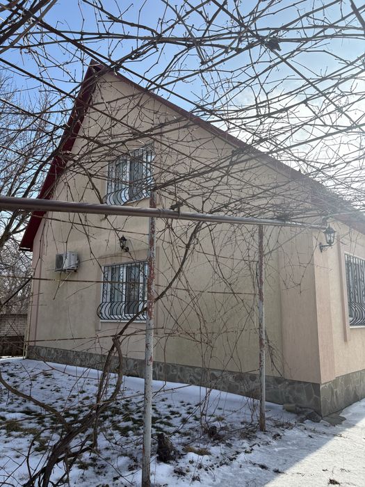 Чудовий заміський будинок поруч з містом