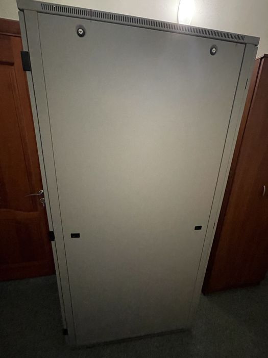 Комп’ютери, монітори, обладнання, шафи