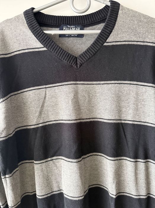 Sweter w paski, czarno szary męski sweter z dekoltem V Pull & Bear L