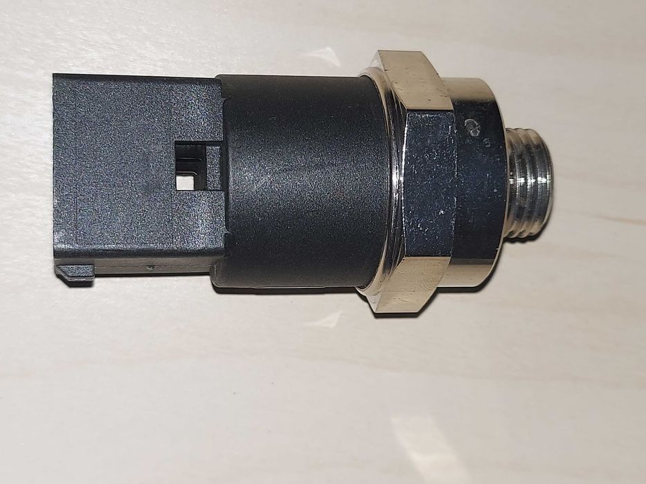 Engine Oil Pressure Sensor and Transmitter 3962.89364575235975554123