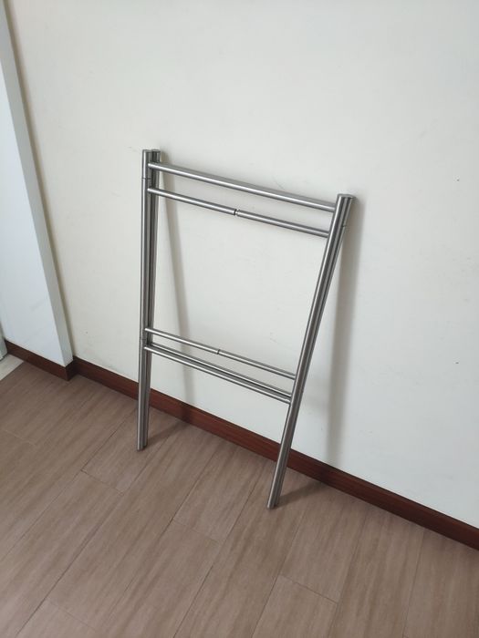 Toalheiro de chão dobrável e extensível
