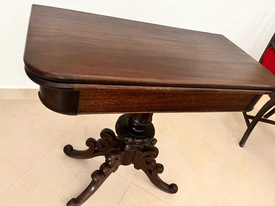 Mesa de jogo em madeira