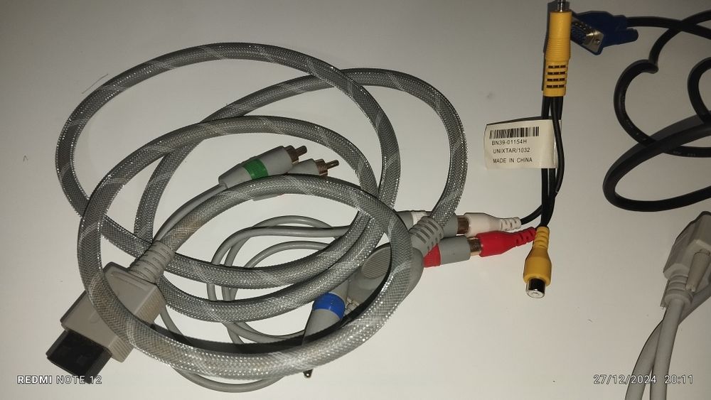 Varios cabos incluido cabo portatil hp, cabo VGA e cabo para wii