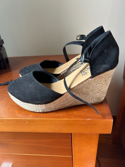 Sapatos com cunha praticamente novos,