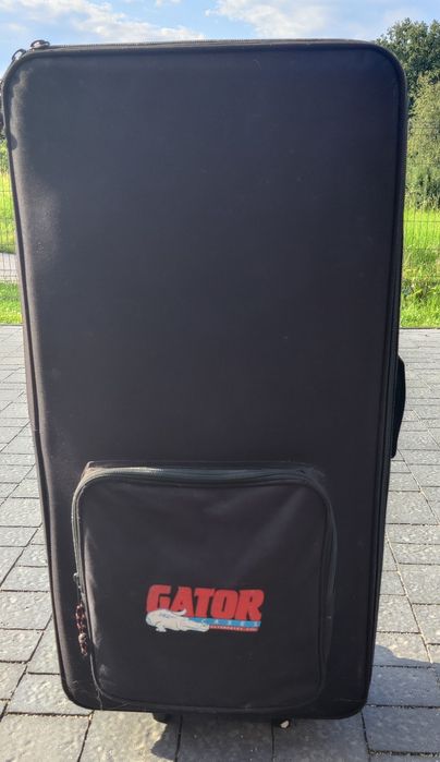 Walizka transportowa Gator i 4 pary LED Eurolite