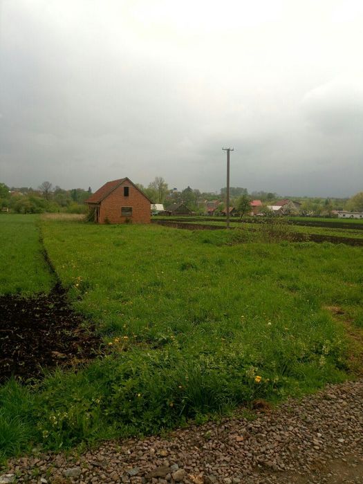 Мальовниче місце з електрикою, газом, водою та ідеальним доїздом