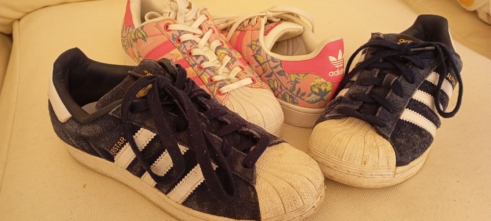 Ténis Adidas Superstar azul e rosa