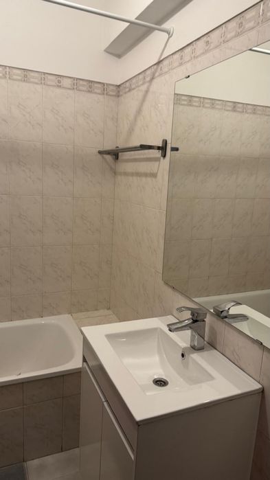 Aluga-se o quarto para casal sem filho, a casa fica 4 mn da estacao