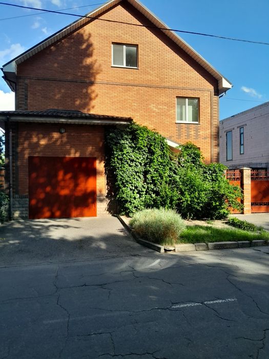 Оренда  окремої  3к.кв. 150м.кв з гаражом (або продам) в будинку на два окремі входи.
