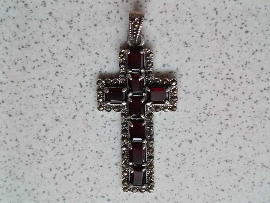 Srebrna zawieszka z markazytami granatami S925 Wisiorek Krzyż Krzyżyk