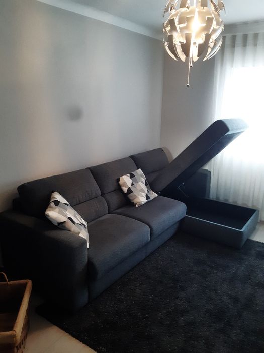 Sofá cama com arrumos, muito confortável.