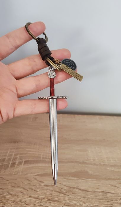 Wiedźmin - metalowy brelok - miecz Geralta z Rivi.