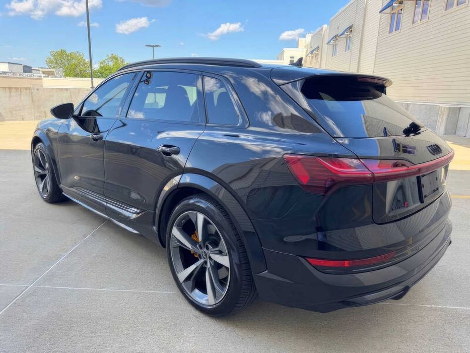 Audi e-tron S      2022