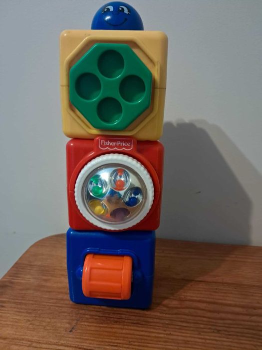 dwie zabawki fischer price piramidka i klocki