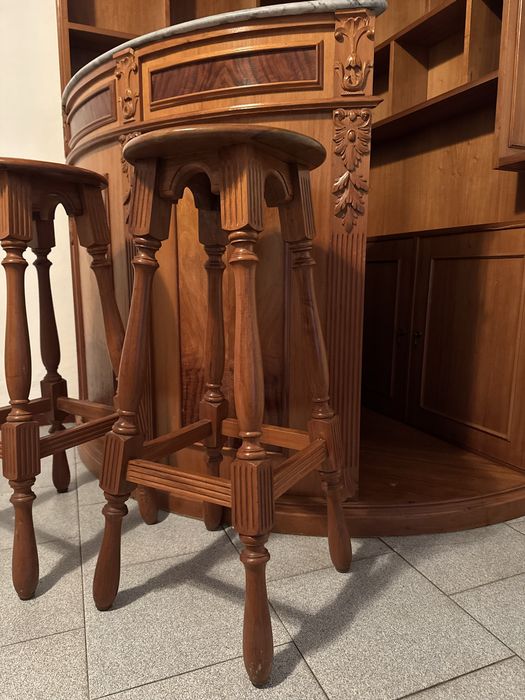 Bar de canto em madeira maciça com tampo em mármore + 2 bancos