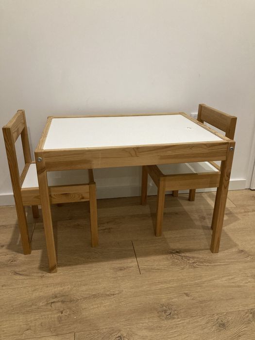 Mesa para criança com cadeiras